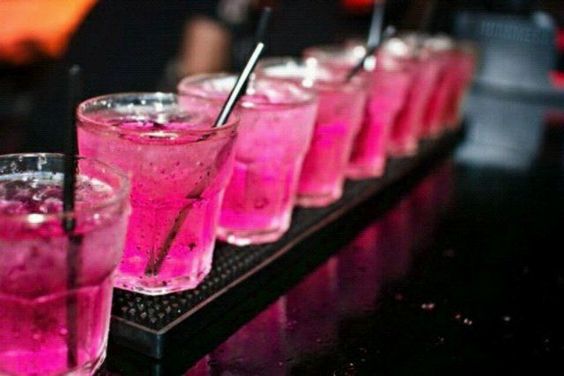 Barra de bebidas para fiesta de 15 años en color rosa