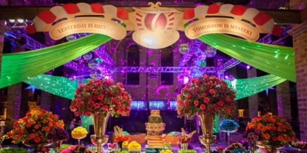 Decoración de mesa principal para fiesta de 15 años de Tomorrowland