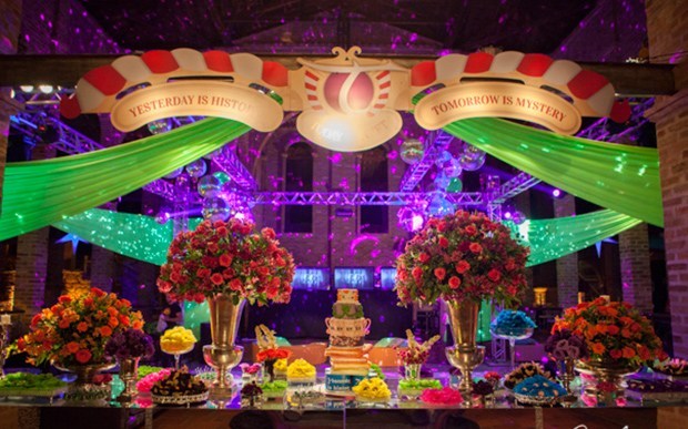 Decoración de mesa principal para fiesta de 15 años de Tomorrowland