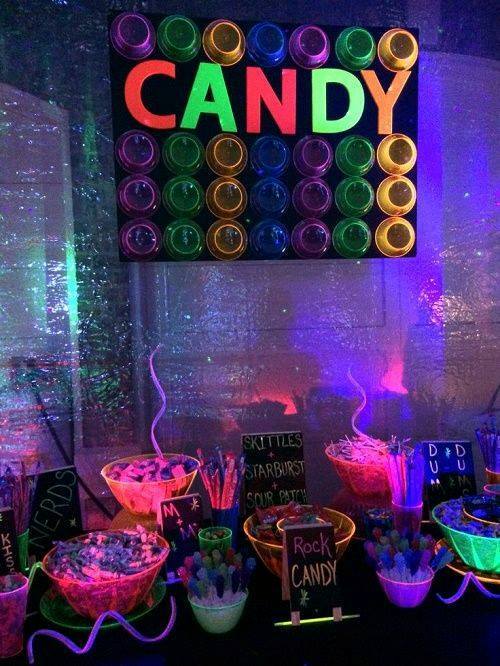 Mesa de dulces para xv años en colores neón