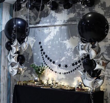 Mesa de postres en color negro para fiesta de 15 años