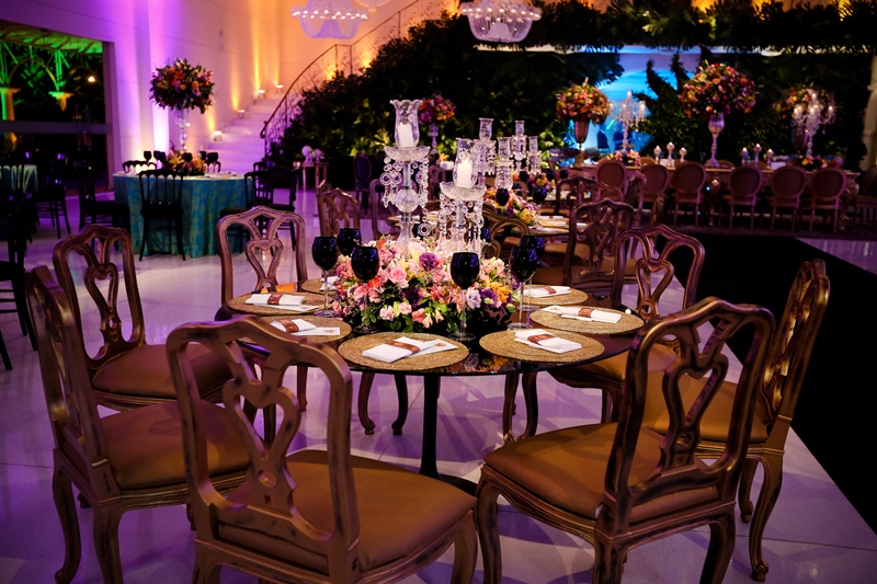 Mesas para invitados en fiesta de 15 años de Tomorrowland