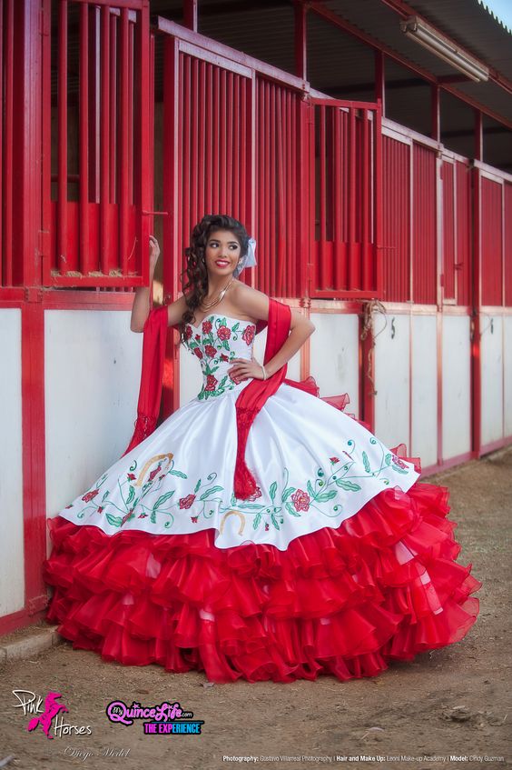 Vestido de quinceañera con temática mexicana