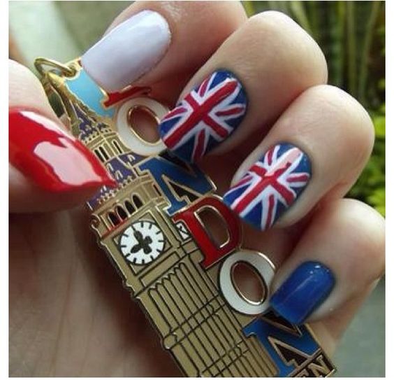 Decoración de uñas con tema de Londres para quinceañera