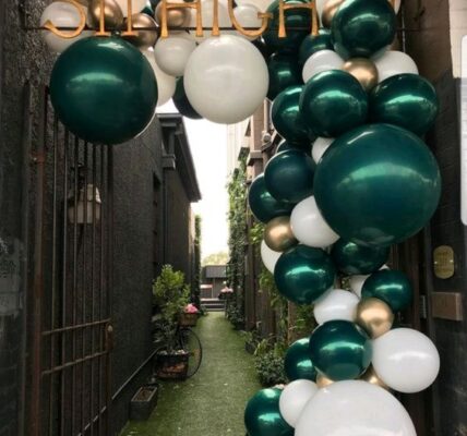 Guirnalda de globos verdes para quince años