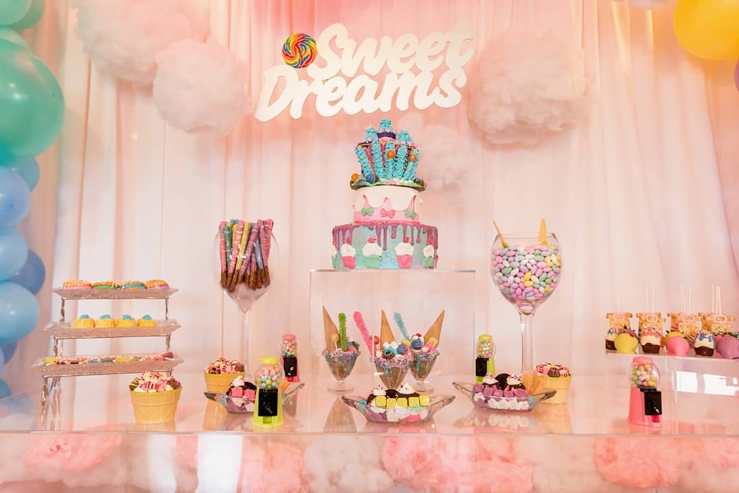 Mesa de postres con tema candy para fiesta de quince años