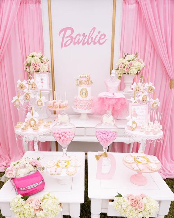 Mesa de postres con temática de Barbie para xv años