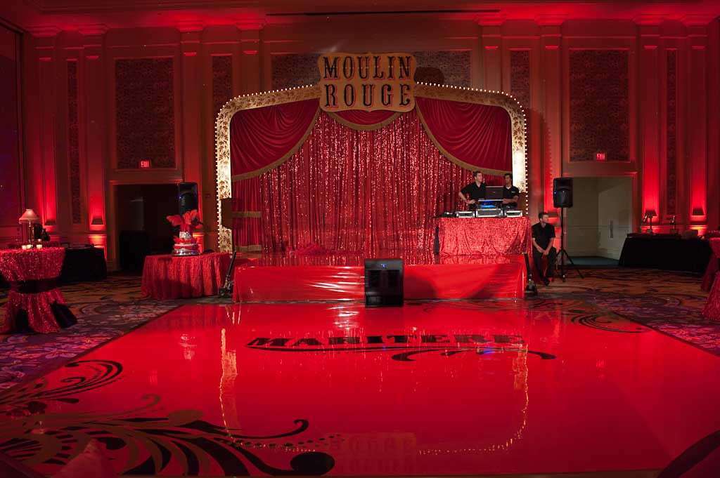 Pista de baile con decoración de Moulin Rouge