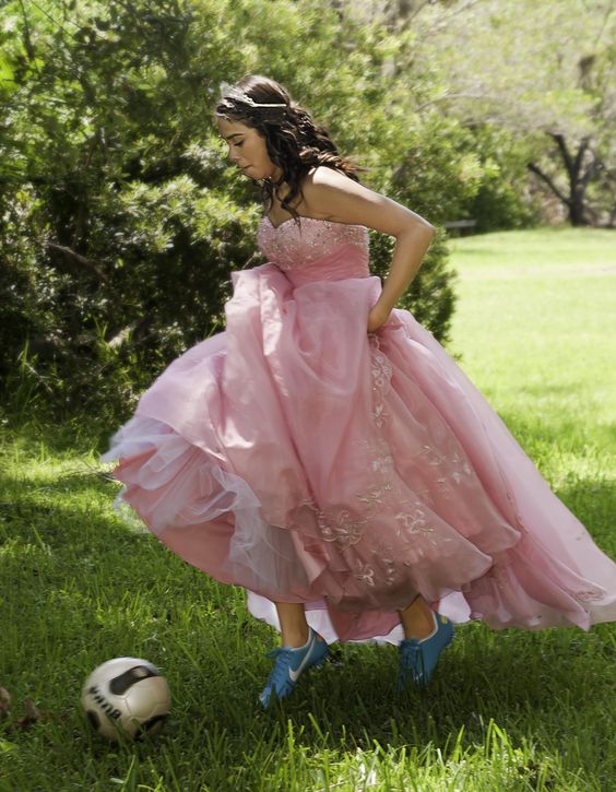 Vestido de quinceañera con temática de fútbol
