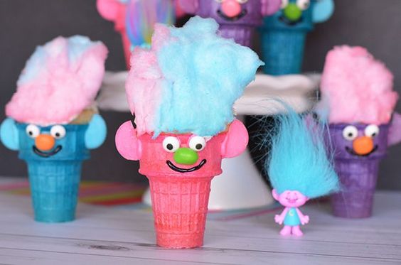 Algodón de azúcar en conos decorado como Trolls