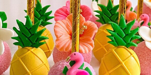 Cake pops con temática hawaiana para fiesta