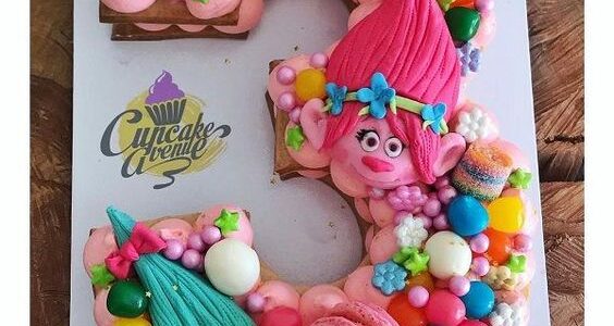 Cómo decorar un pastel de galleta con decoración de Trolls
