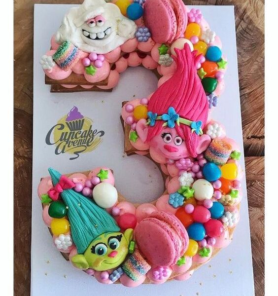 Cómo decorar un pastel de galleta con decoración de Trolls