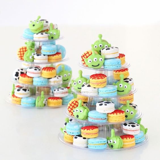 Macarons decorados con temática de toy story para fiesta