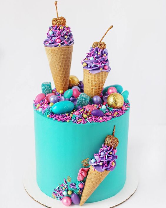 Pastel decorado con conos de nieve para cumpleaños