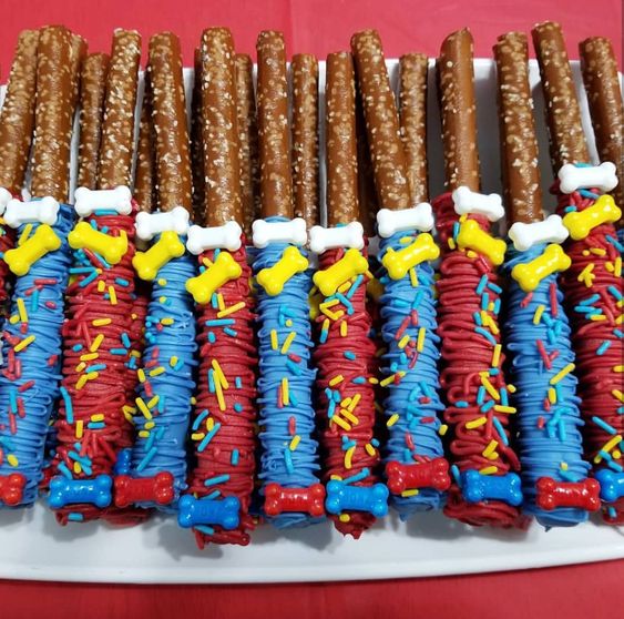 Postre para fiesta de Paw Patrol con pretzels decorados