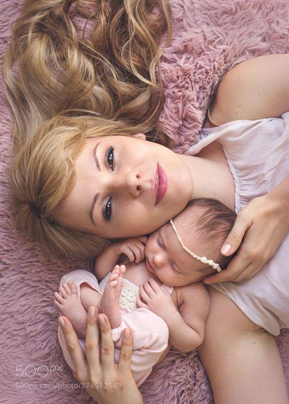 Alfombra rosa para mamá y bebé en sesión de fotos