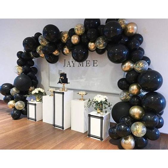Arco decorado con globos negro y dorado para fiesta