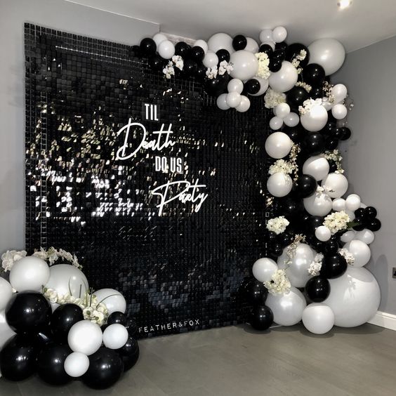 Backdrop negro para fiesta con decoración de globos