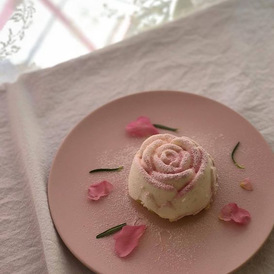 Cheesecake con decoración de flor para fiesta
