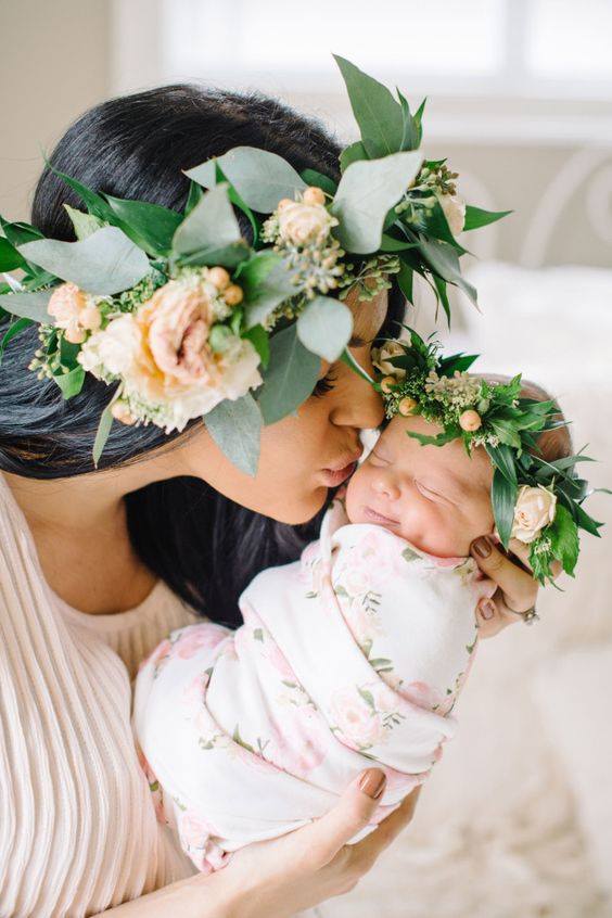 Corona de flores para fotografías de mamá y bebé