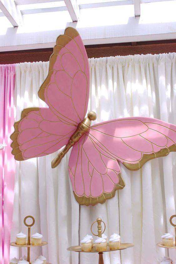 Figura gigante de mariposa para un hermoso backdrop de fiesta temática