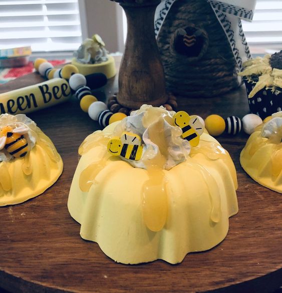 Gelatina con temática de abejas para festejos