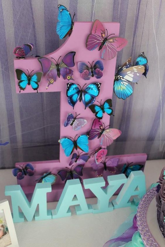 Número decorado con temática de mariposas