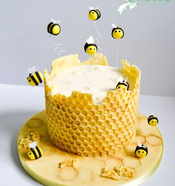 Pastel con diseño de colmena y abejas para niños