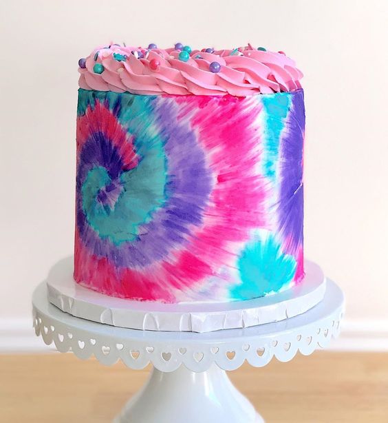 Pastel con diseño tie dye para fiesta infantil