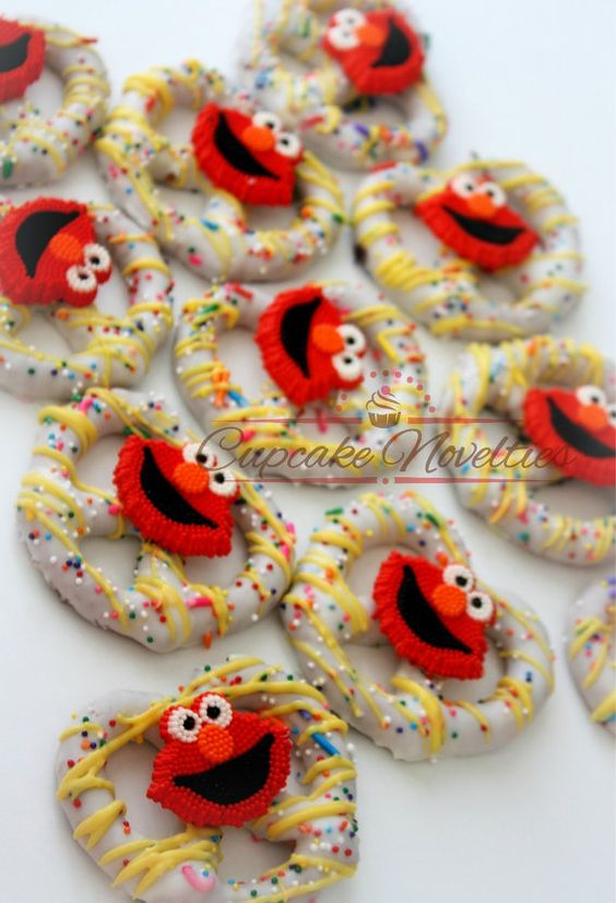 Pretzels dulces con decoración de Elmo para fiesta