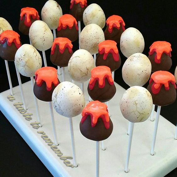 Cake pops con forma de huevos para fiesta infantil