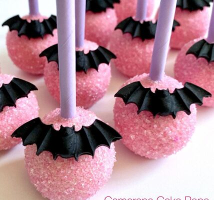 Cake pops con temática de Vampirina para fiesta infantil