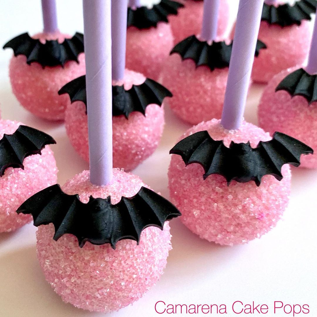 Cake pops con temática de Vampirina para fiesta infantil
