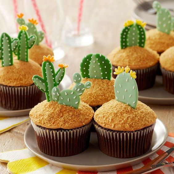 Cupcakes con temática de diseño de cactus para fiesta