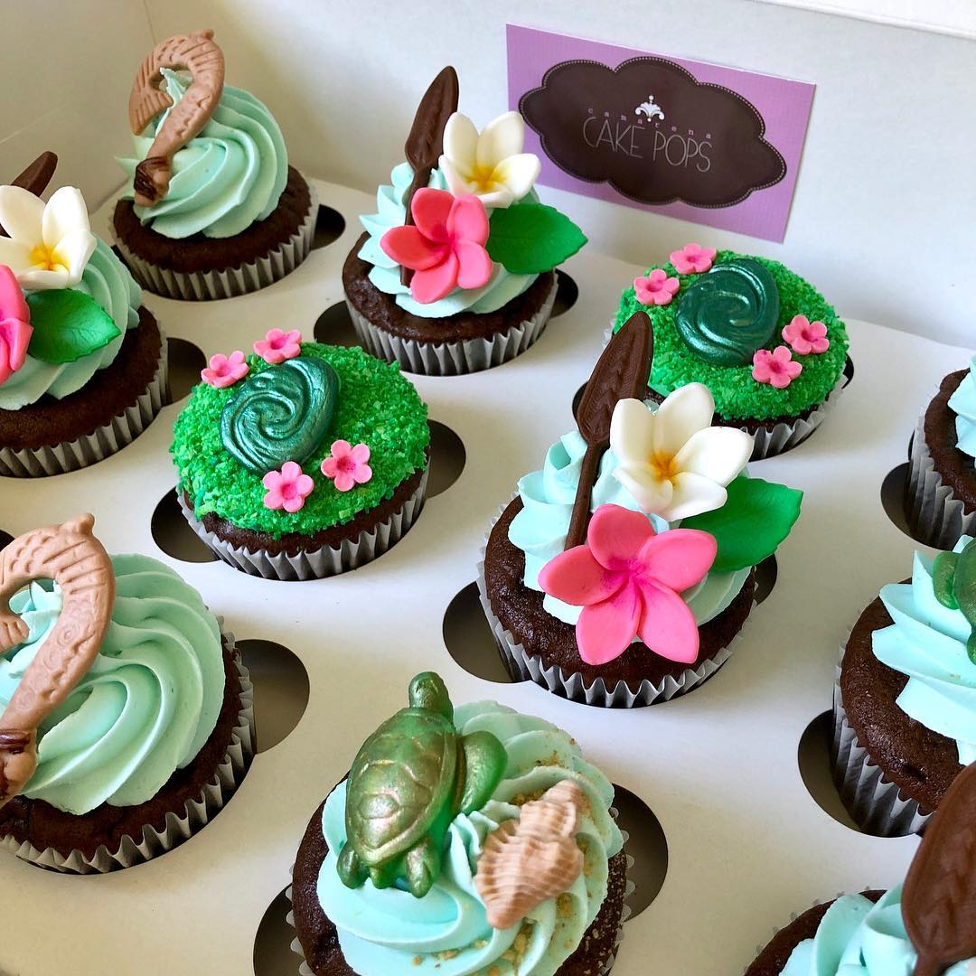 Cupcakes para postres con diseño de Moana para fiesta infantil