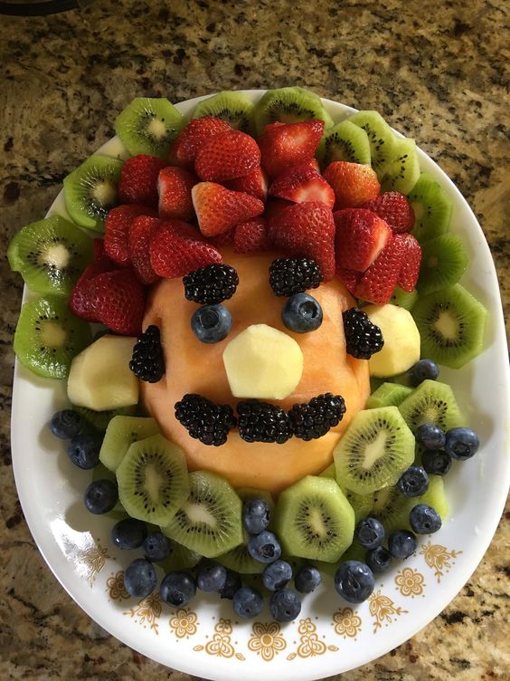 Decoración con frutas con diseño de Mario Bros para fiesta temática