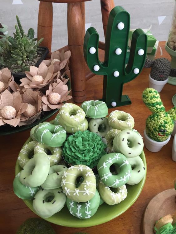 Donas con diseño de cactus para fiesta temática