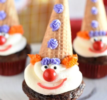 Fiesta temática con postres de payasos para fiesta infantil con cupcakes decorados