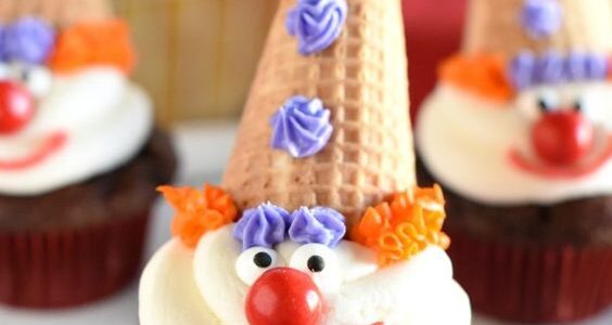 Fiesta temática con postres de payasos para fiesta infantil con cupcakes decorados