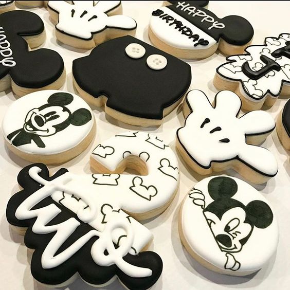 Galletas decoradas con glaseado de Mickey Mouse