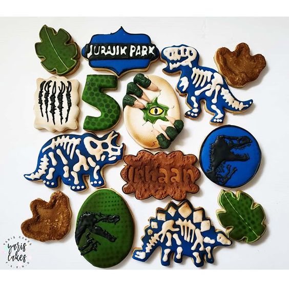 Galletas decoradas con tema de Jurassic Park para fiesta infantil