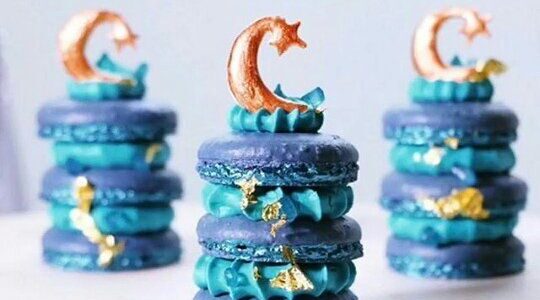 Macarons decorados con luna y estrella para fiesta
