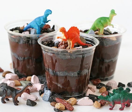 Postre de chocolate con decoración de Jurassic Park para fiesta temática