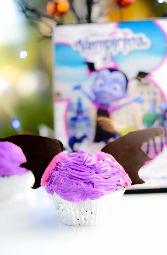 Postre de cupcakes con decoración de Vampirina