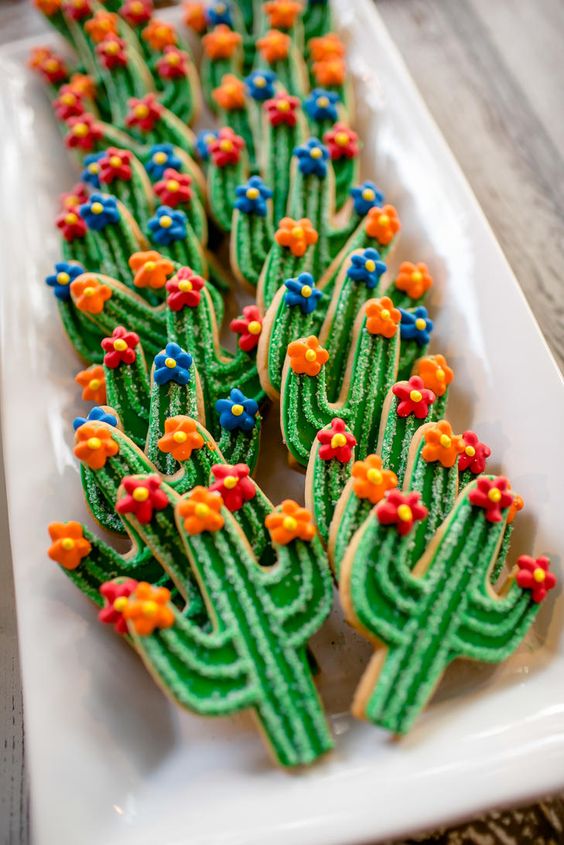 Postres con diseño de cactus para fiesta temática con galletas decoradas