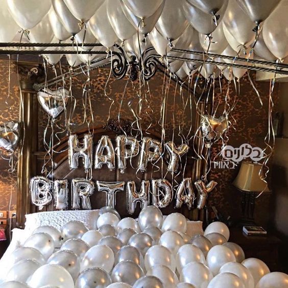 Cuarto decorado con globos para cumpleaños