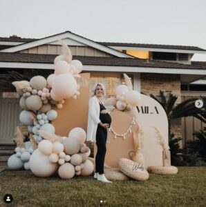 Decoración con globos para baby showers drive thru