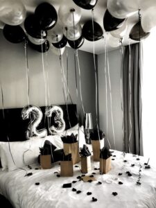 Decoración de cumpleaños en habitación para hombre