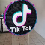 Diseños de piñatas para fiesta temática de tik tok